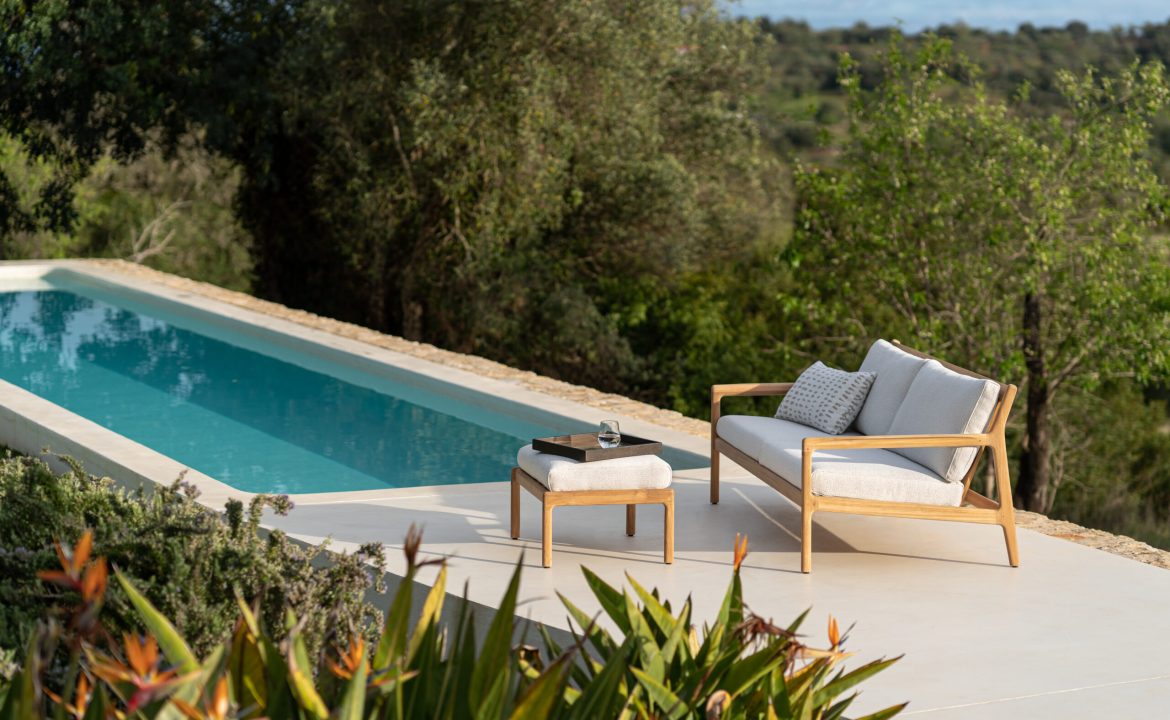 10251_Jack_outdoor_sofa_off_white_10248_Jack_footstool_off_white_21101_White_dots_lumbar_HQ